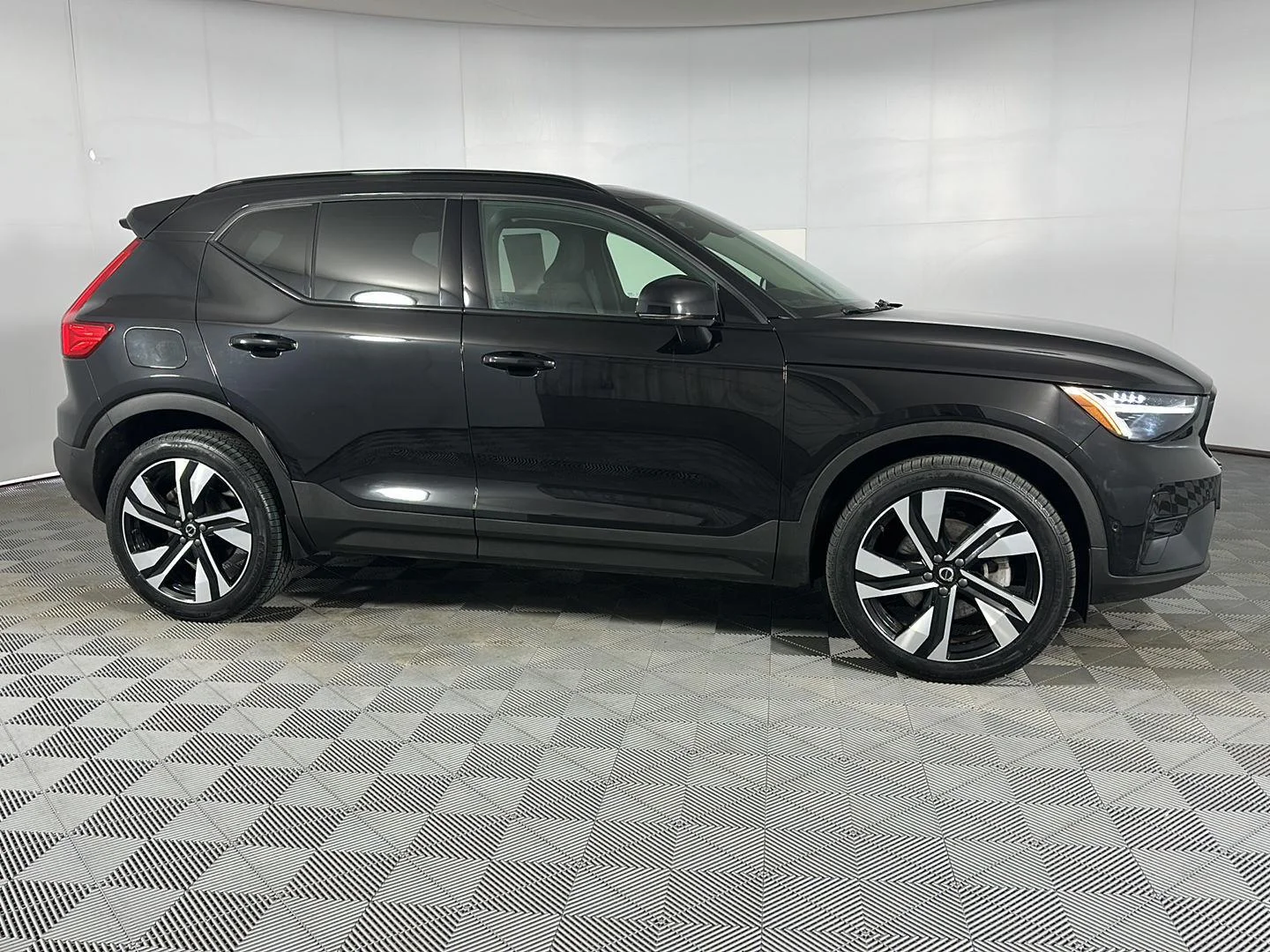 Used 2024 Onyx Black Metallic Volvo Plus Dark Theme image 8