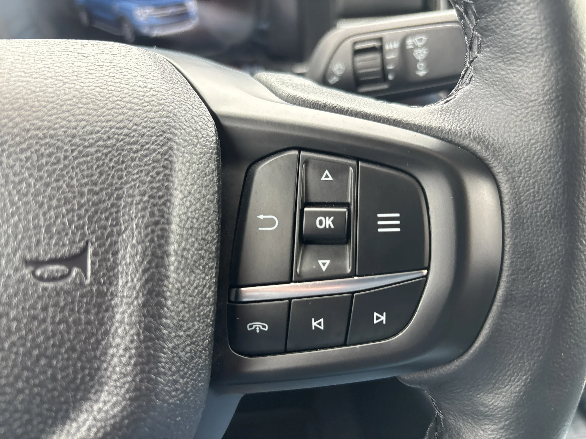 Used 2025 Oxford White Ford LARIAT image 15