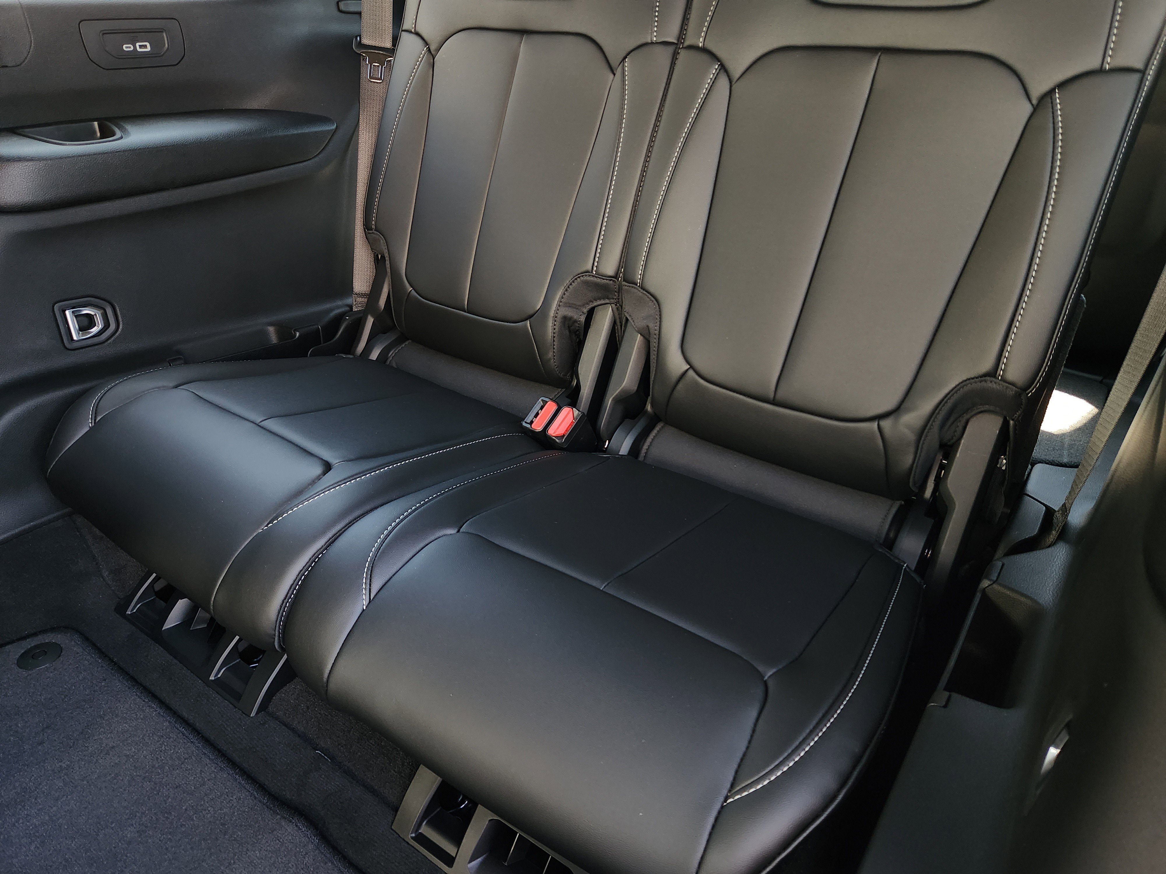 New 2026 Diamond Black Crystal Pearlcoat Jeep Limited image 22