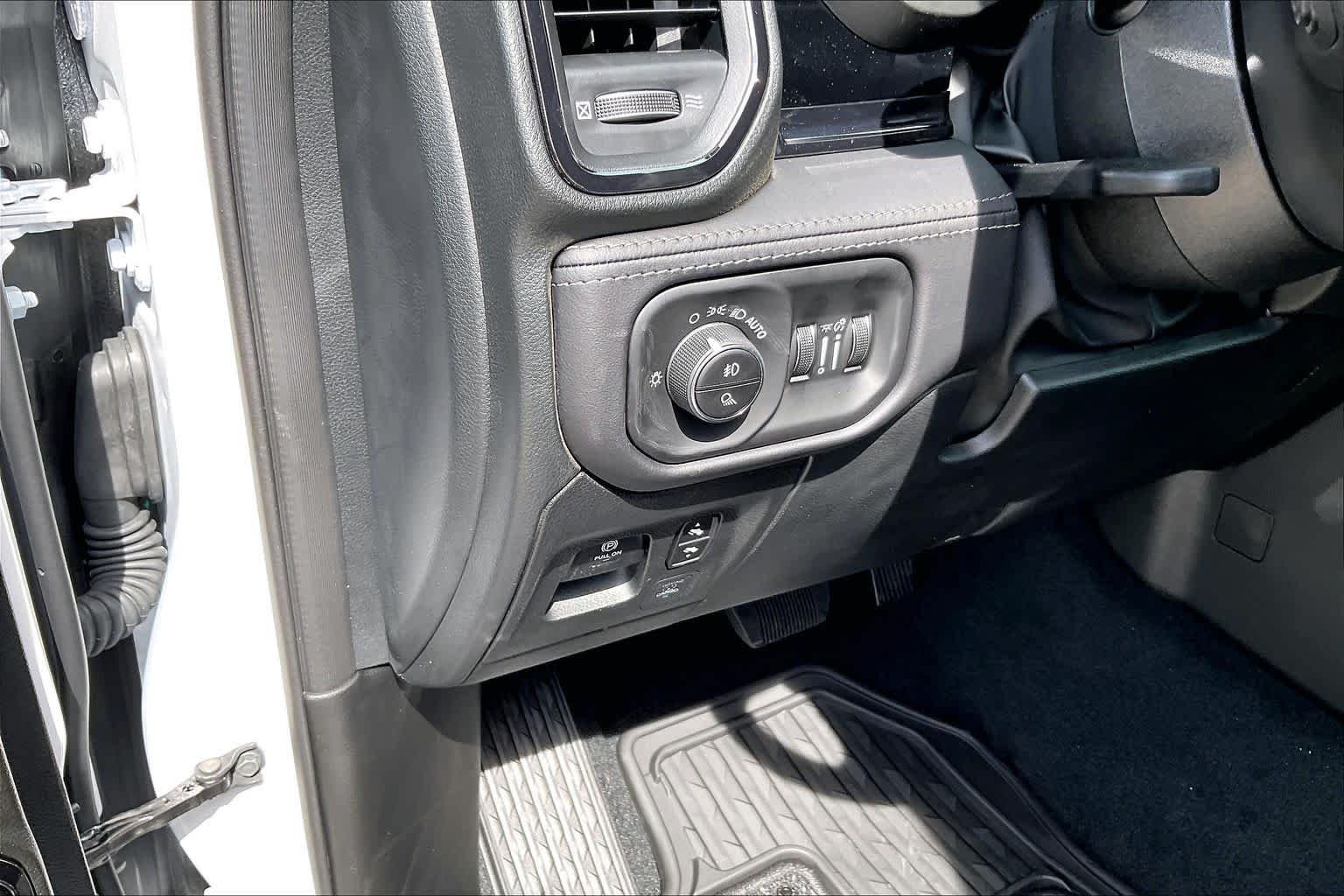 New 2027 Bright White Clear-Coat Exterior Paint RAM Limited image 18
