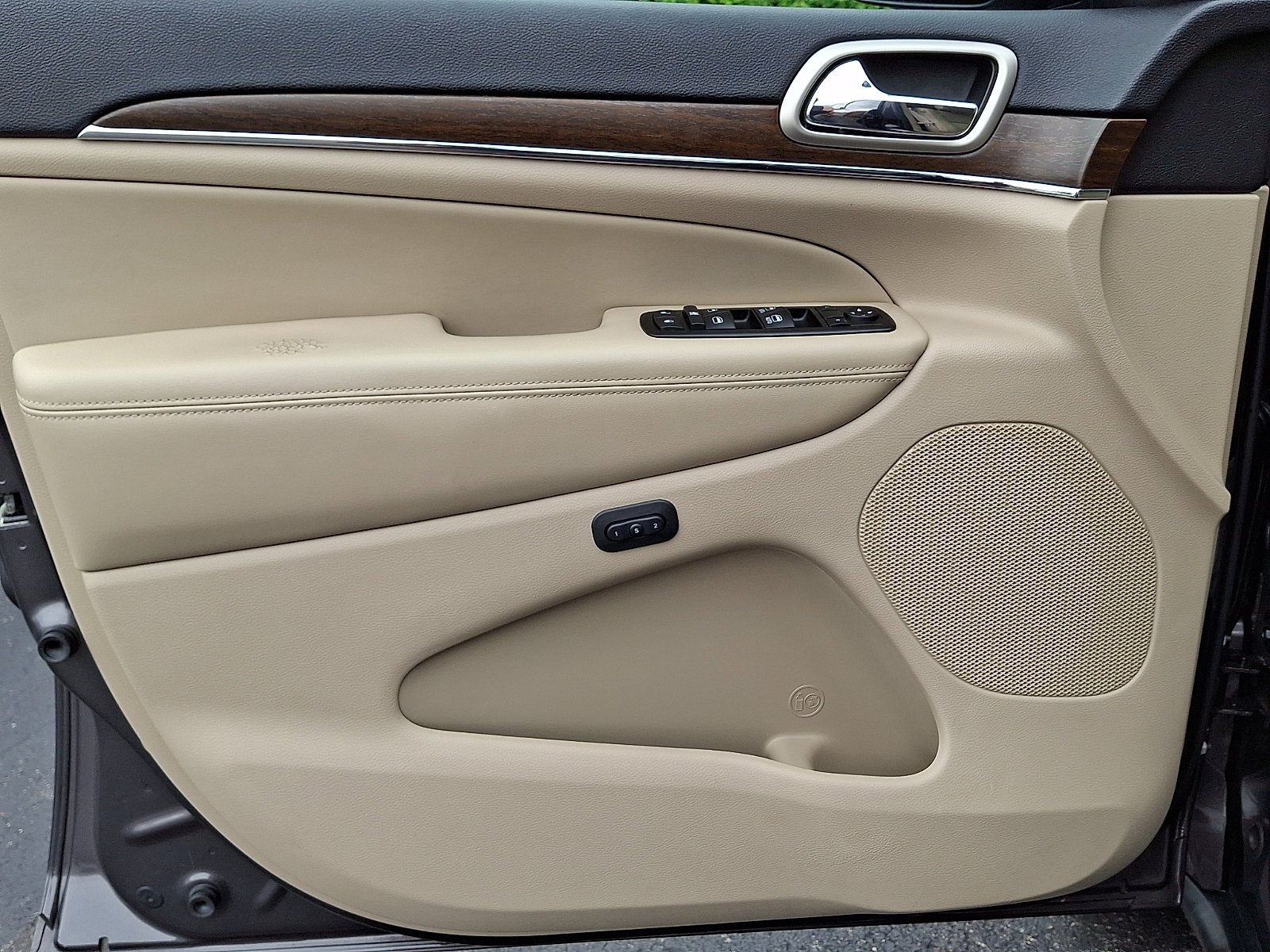 Used 2015 Granite Crystal Metallic Clearcoat Jeep Limited image 13