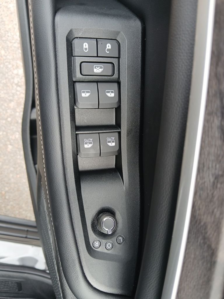 New 2026 Baltic Gray Metallic Clear-Coat Exterior Paint Jeep Laredo image 28