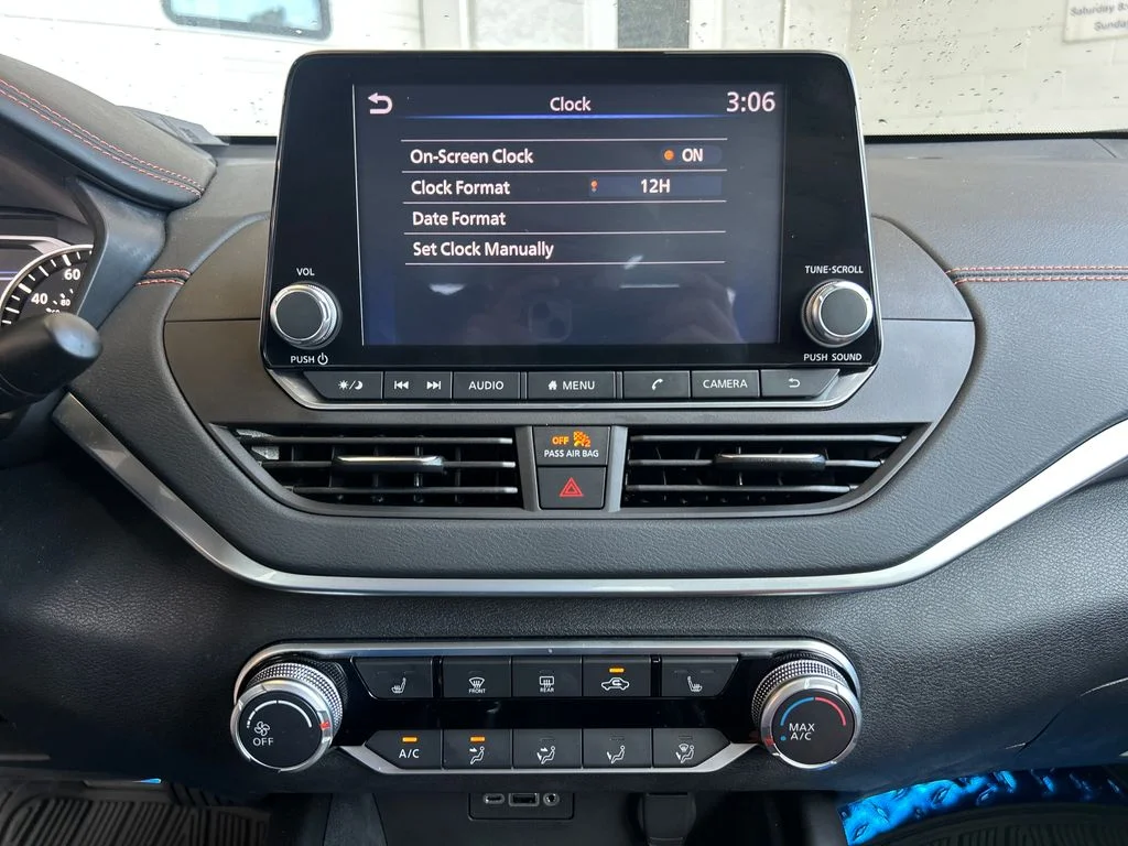 Used 2021 Blue Nissan 2.5 SR image 18
