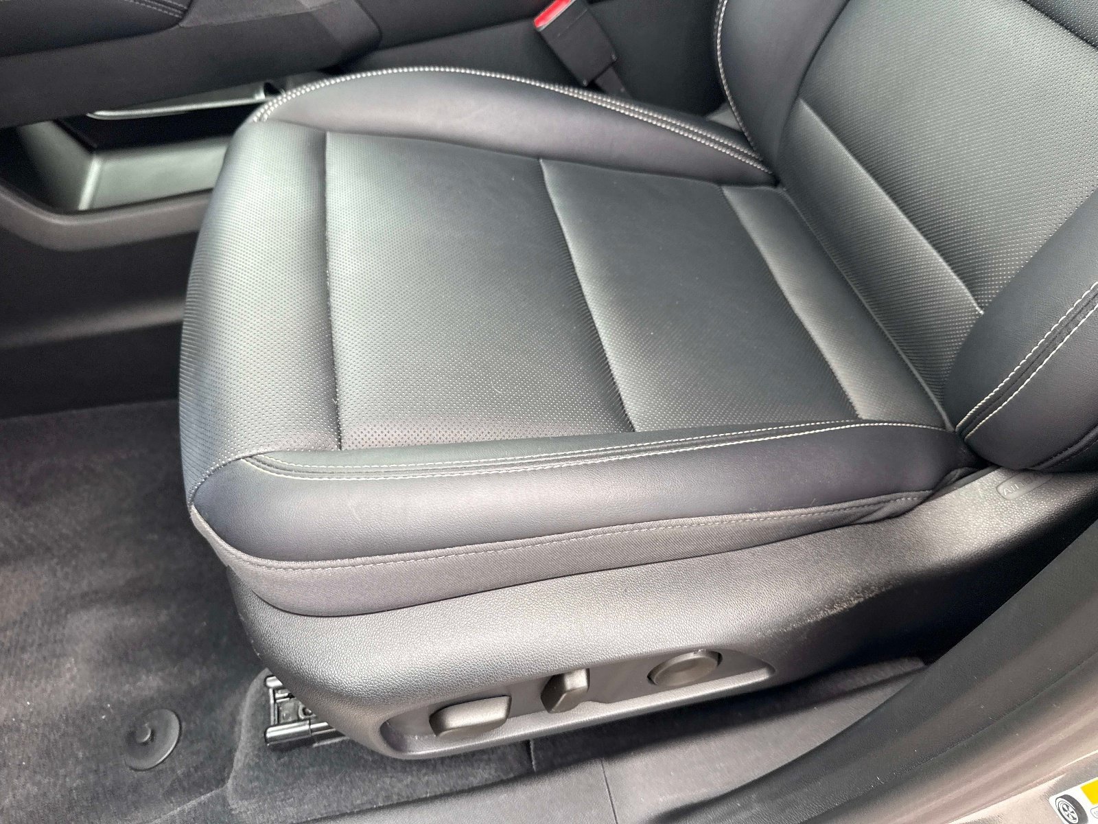 Used 2025 Sterling Metallic GMC AWD Elevation image 20