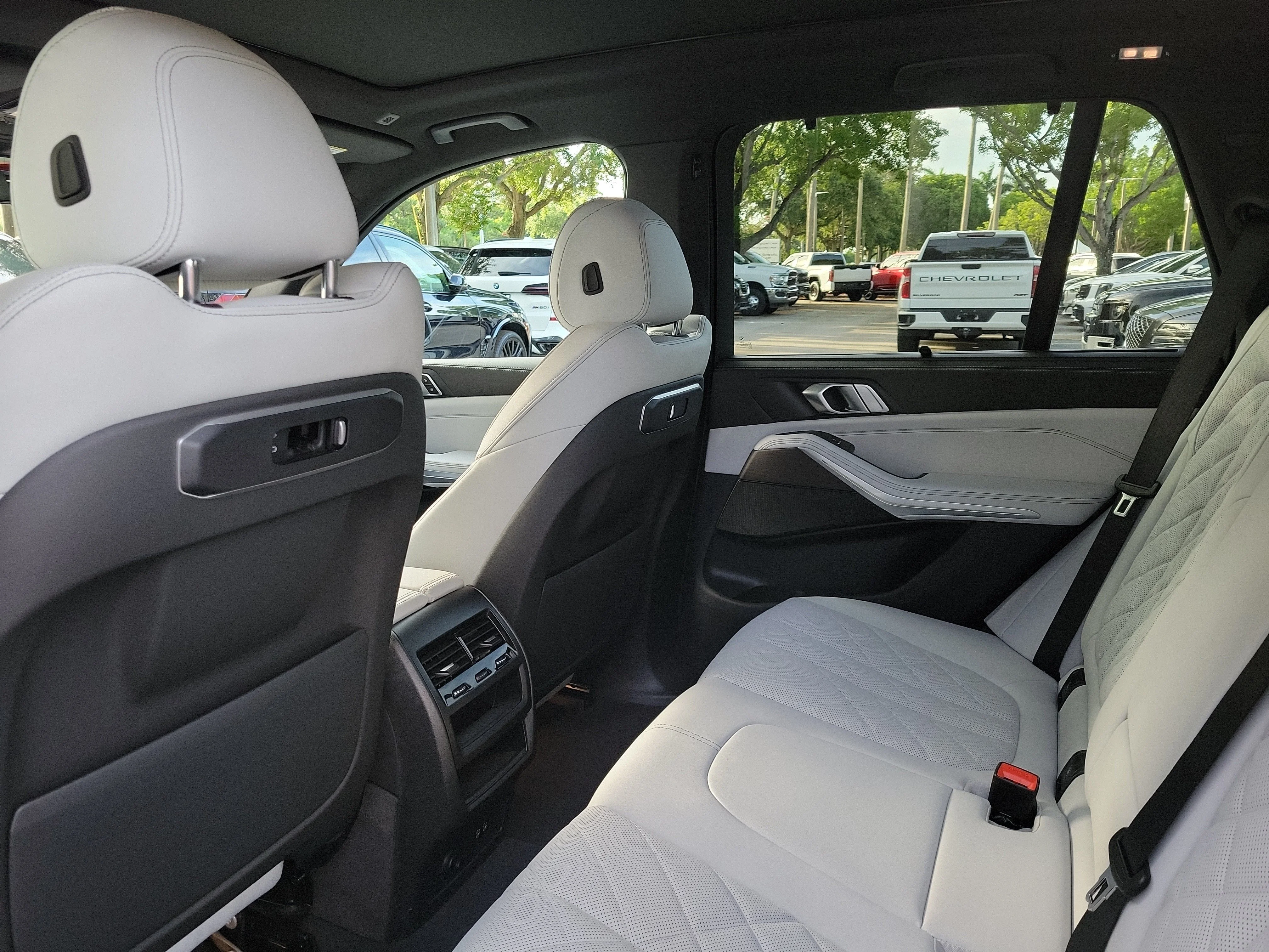 Used 2024 Manhattan Green Metallic BMW sDrive40i image 9
