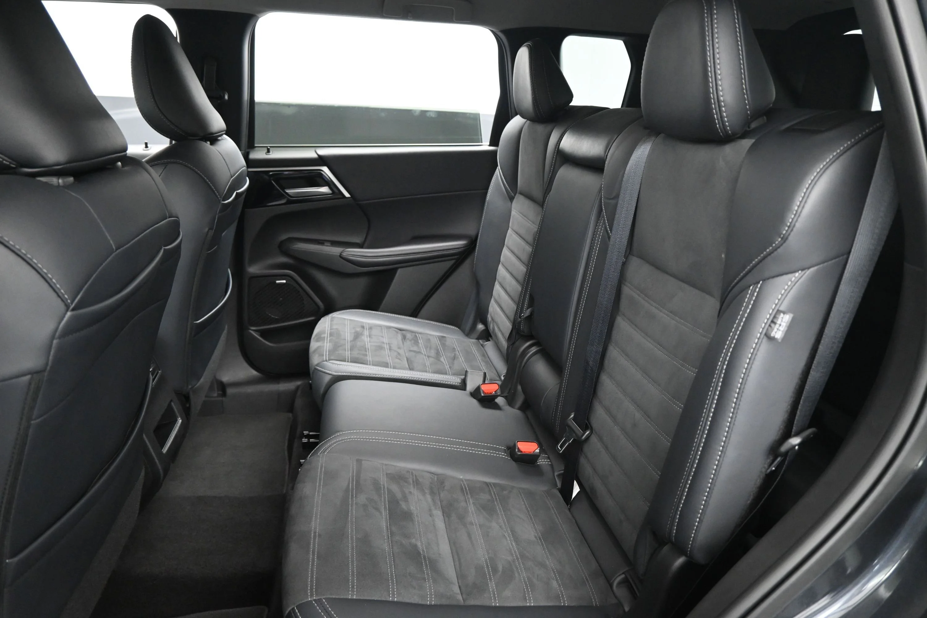 Used 2025  Mitsubishi  image 11