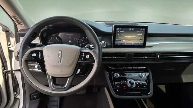 Used 2022 White Lincoln Standard image 9