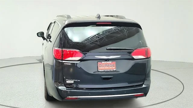 Used 2017 Black Chrysler Touring L image 10