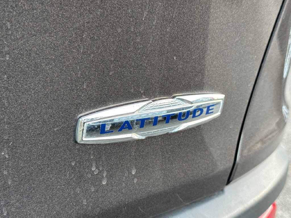 Used 2018 Crystal Metallic Jeep Latitude Plus image 20