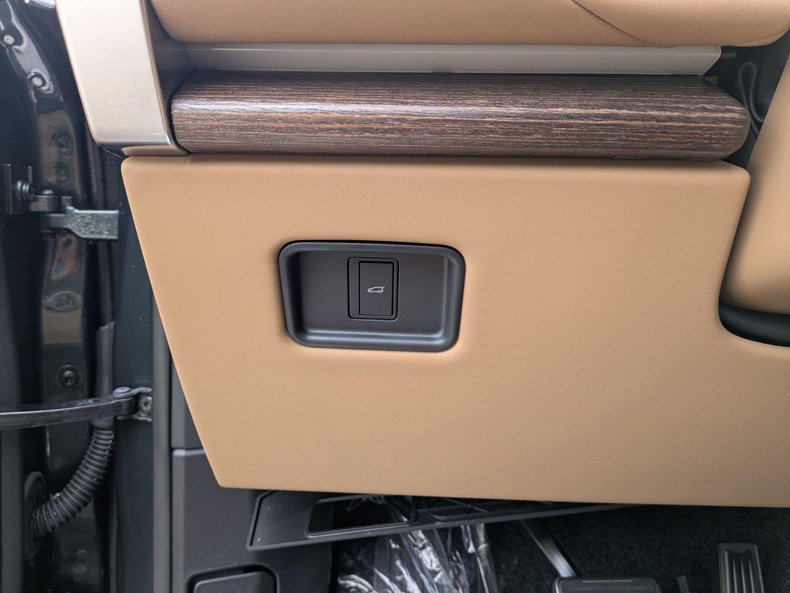 New 2026 Belgravia Green Land Rover SE image 16