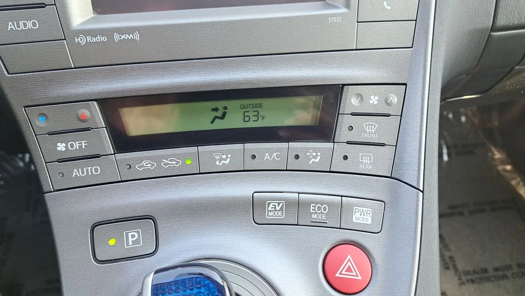 Used 2015 White Toyota Three image 20