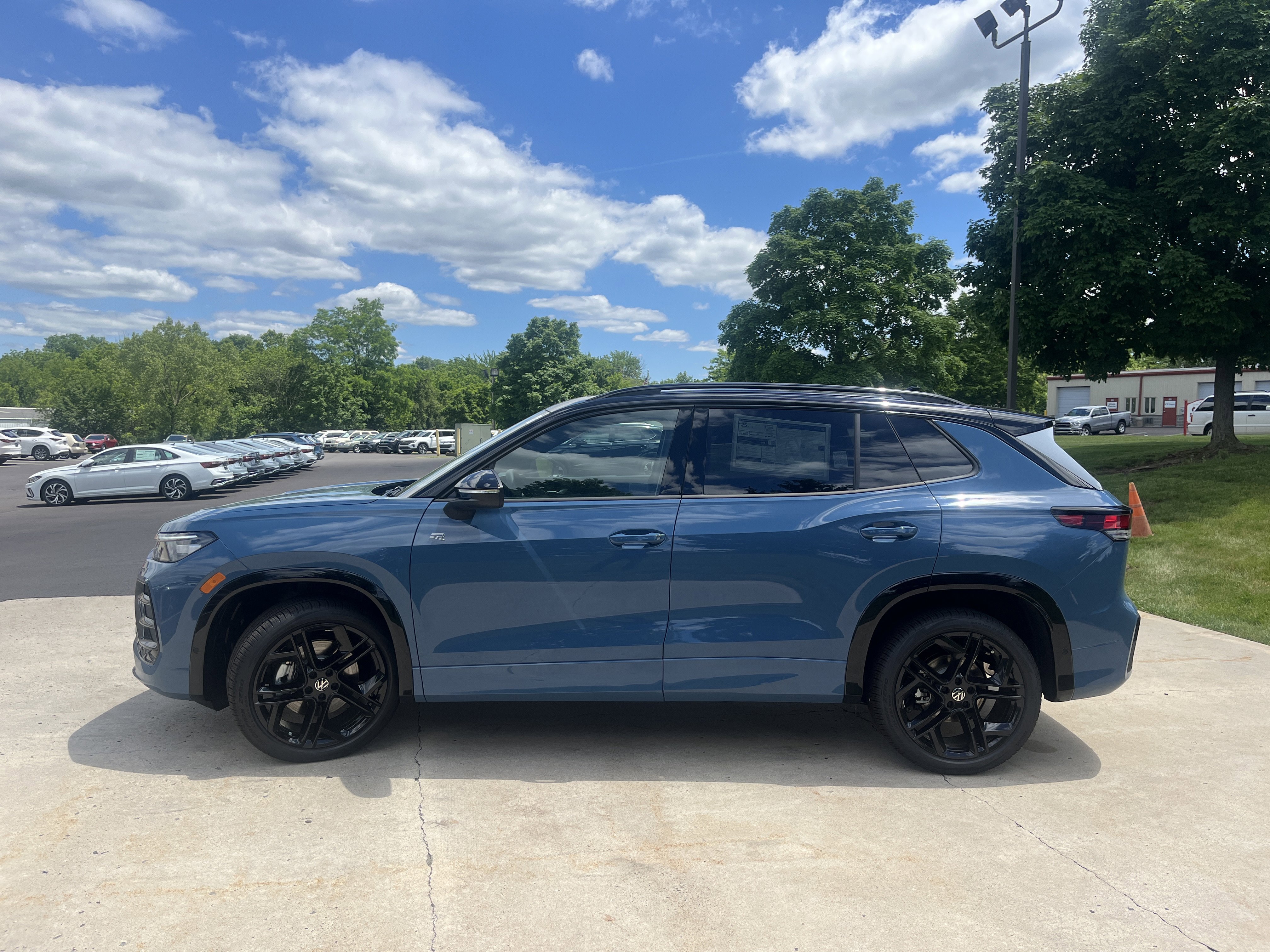 New 2026 Monterey Blue w/Deep Black Roof Volkswagen SE R-Line Black image 9