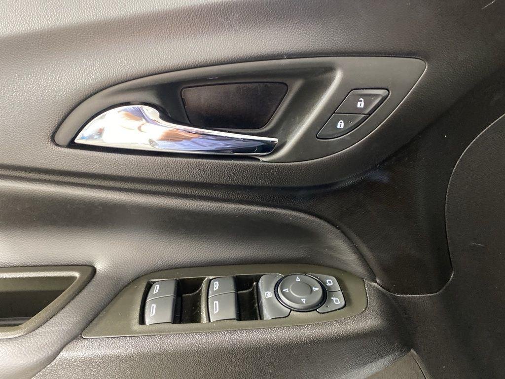 Used 2024 Pearl Chevrolet LT image 14