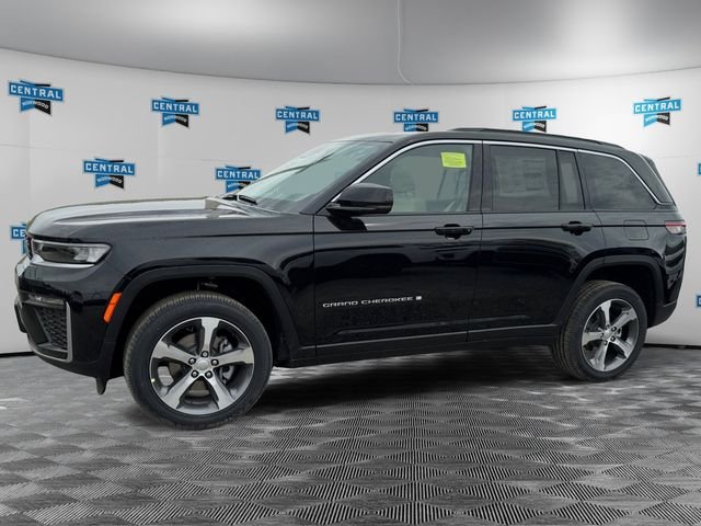 New 2026 Diamond Black Crystal Pearl-Coat Exterior Paint Jeep Limited image 2