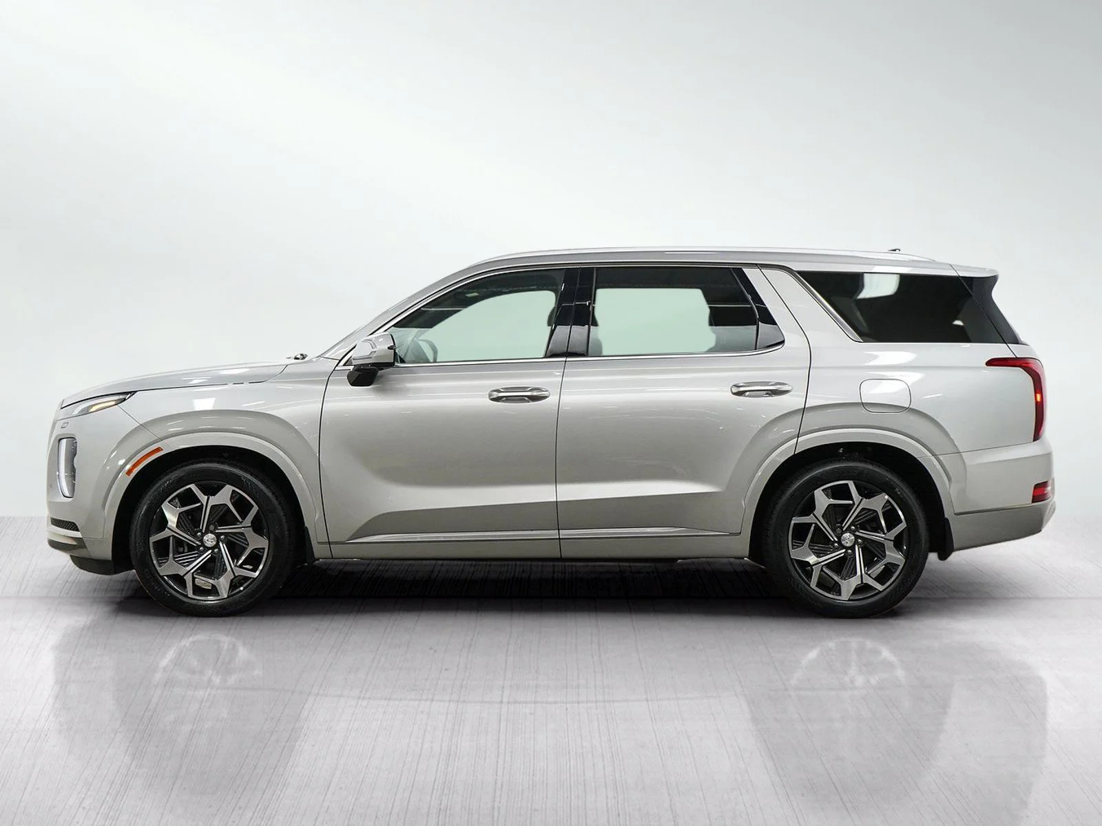 Used 2022 Hyundai Palisade Calligraphy with VIN KM8R7DHE8NU468497 for sale in Burnsville, Minnesota