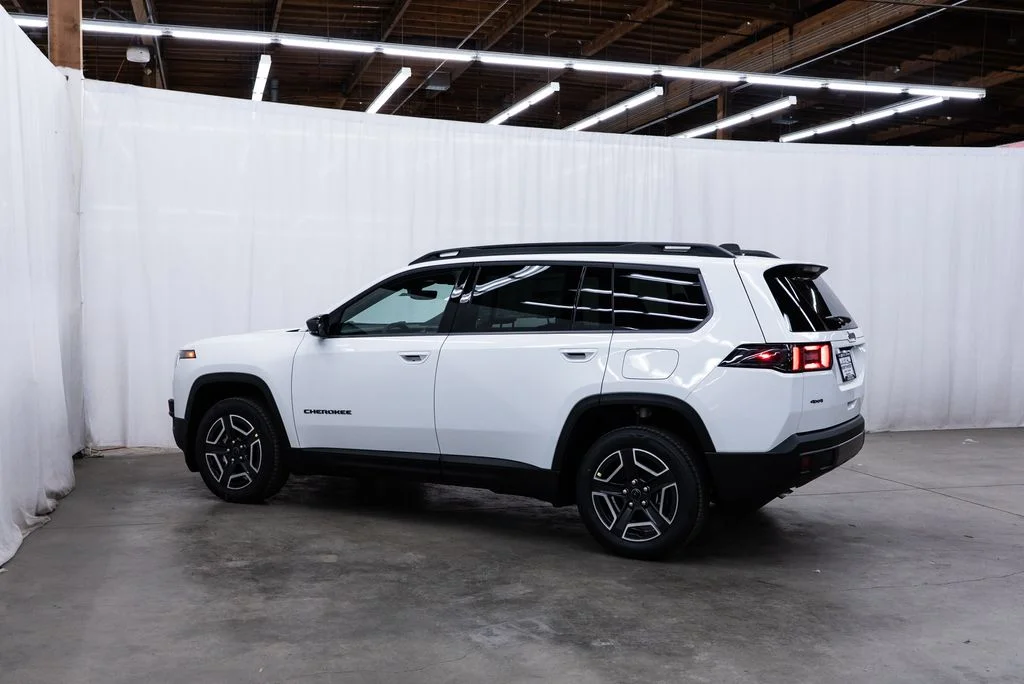 New 2026 Bright White Clear-Coat Exterior Paint Jeep Limited image 4
