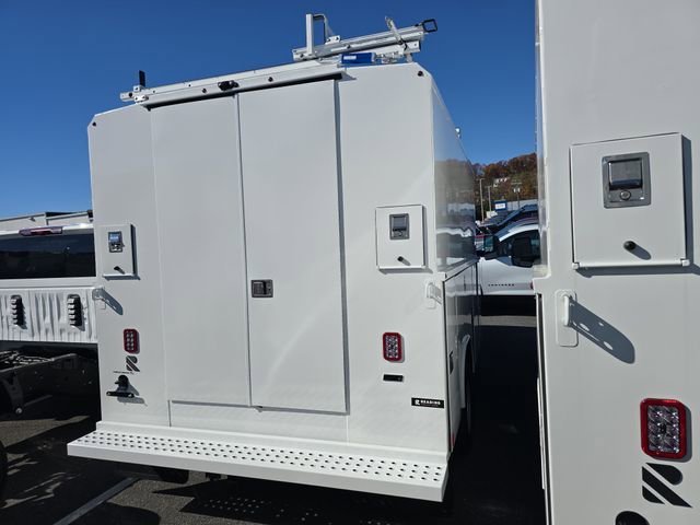 2025 Chevrolet Express Cutaway 3500 photo 4