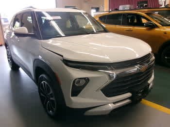 Used 2025 Summit White Chevrolet LT image 2