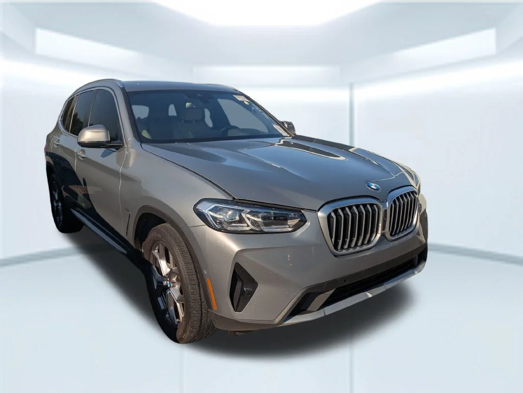 Used 2024 Gray BMW sDrive30i image 3