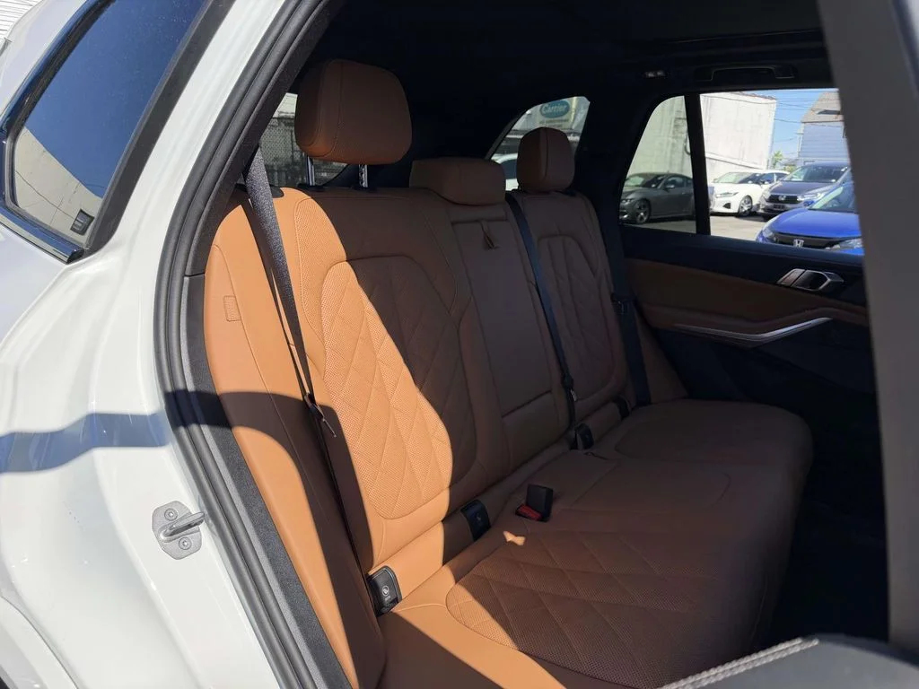 Used 2026 White BMW M60i image 15