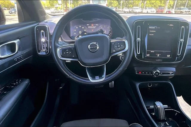 Used 2020 Blue Metallic Volvo R-Design image 5