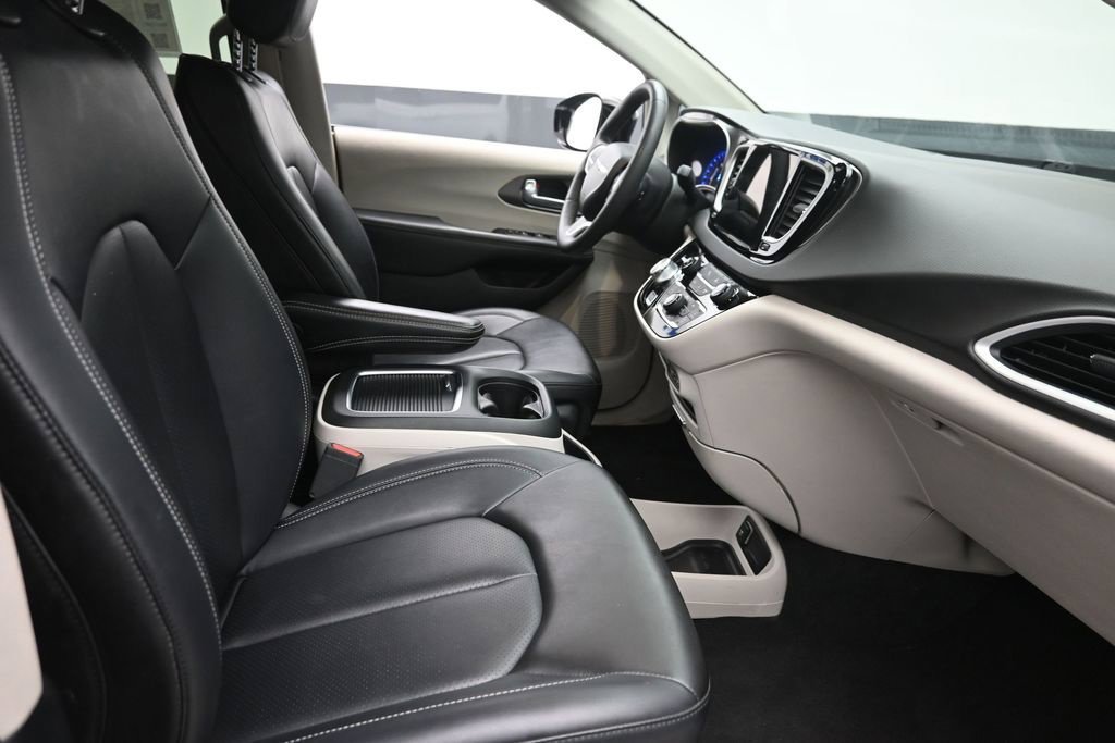 Used 2024 White Chrysler Touring L image 10