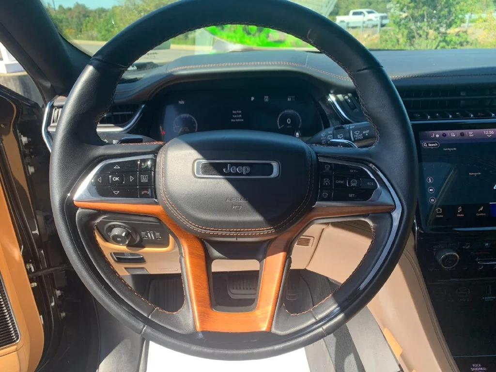 Used 2023  Jeep Summit Reserve image 26