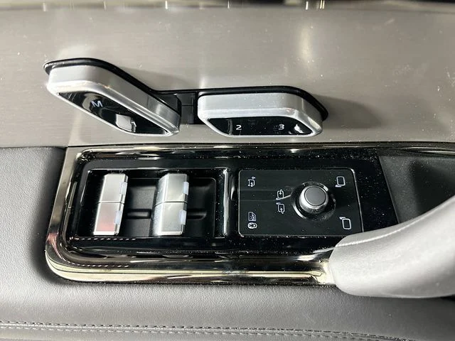 New 2026 Black Land Rover Dynamic SE image 19