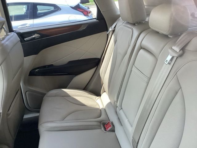 Used 2017 Sapphire Blue Metallic Lincoln Select image 13
