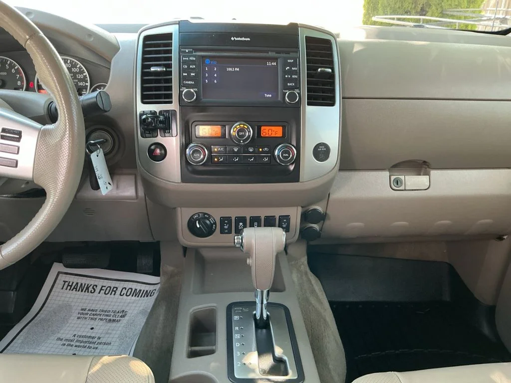 Used 2013 White Nissan SL image 18
