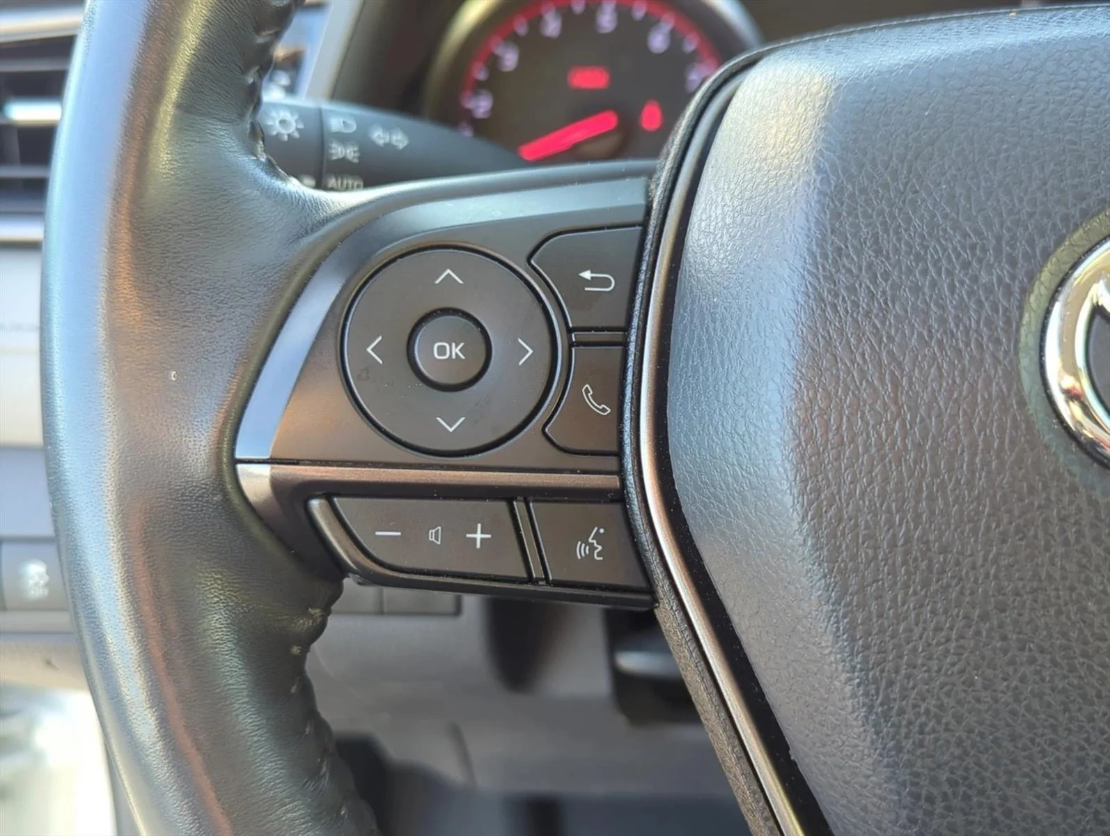 Used 2021 Wind Chill Pearl Toyota XSE image 13