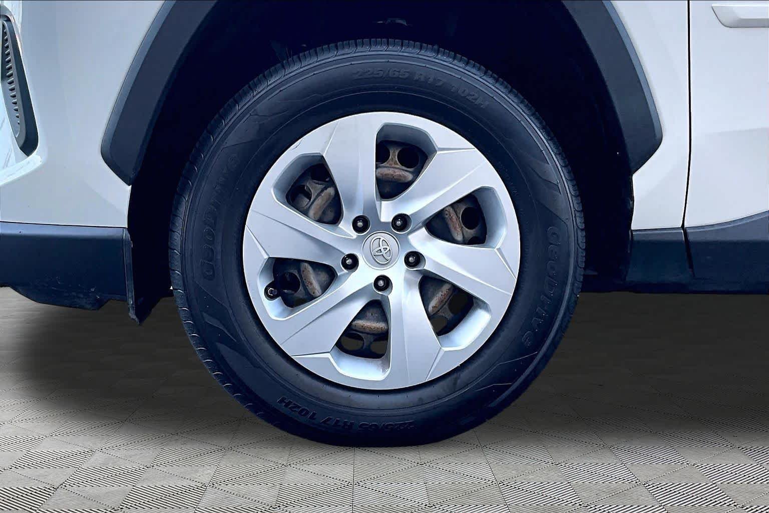 Used 2023 Ice Cap Toyota LE image 11