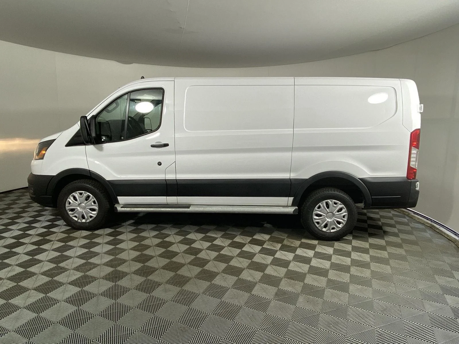 Used 2025 Oxford White Ford Base image 9