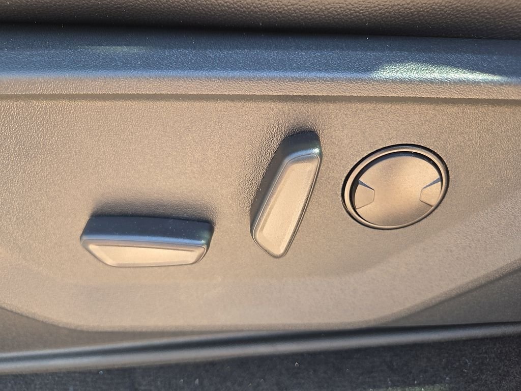 New 2026 Glacier Gray Metallic Tri-Coat Ford F-250® Lariat® image 19