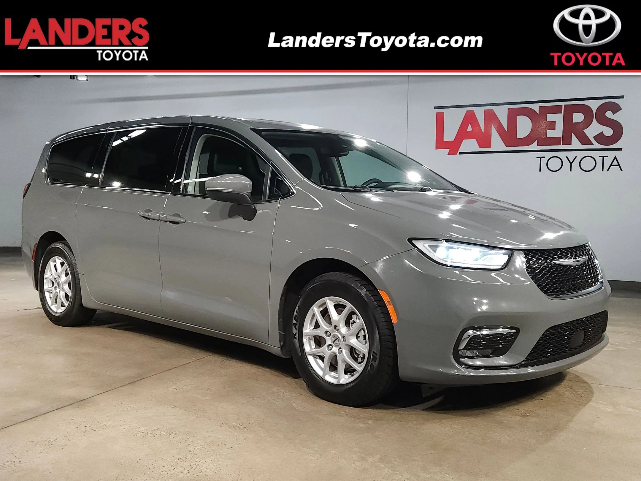 2023 Chrysler Pacifica Touring L's photo