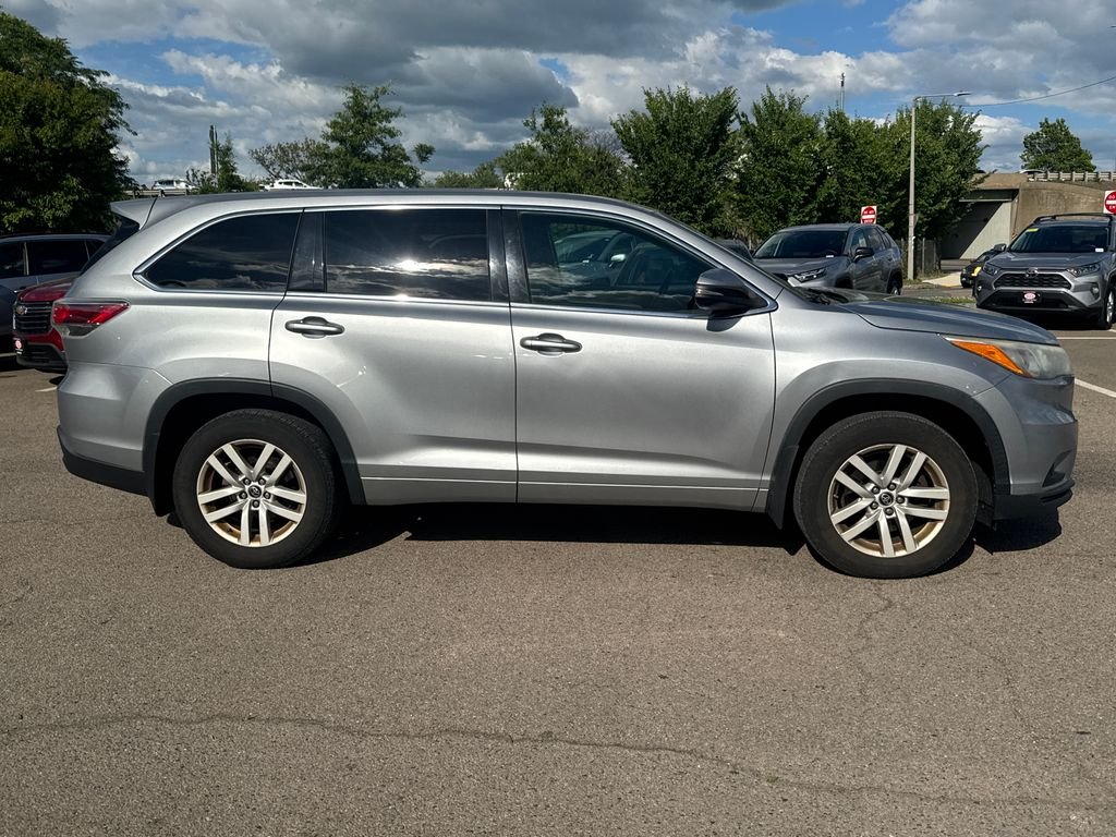 Used 2016 Silver Toyota LE V6 image 8