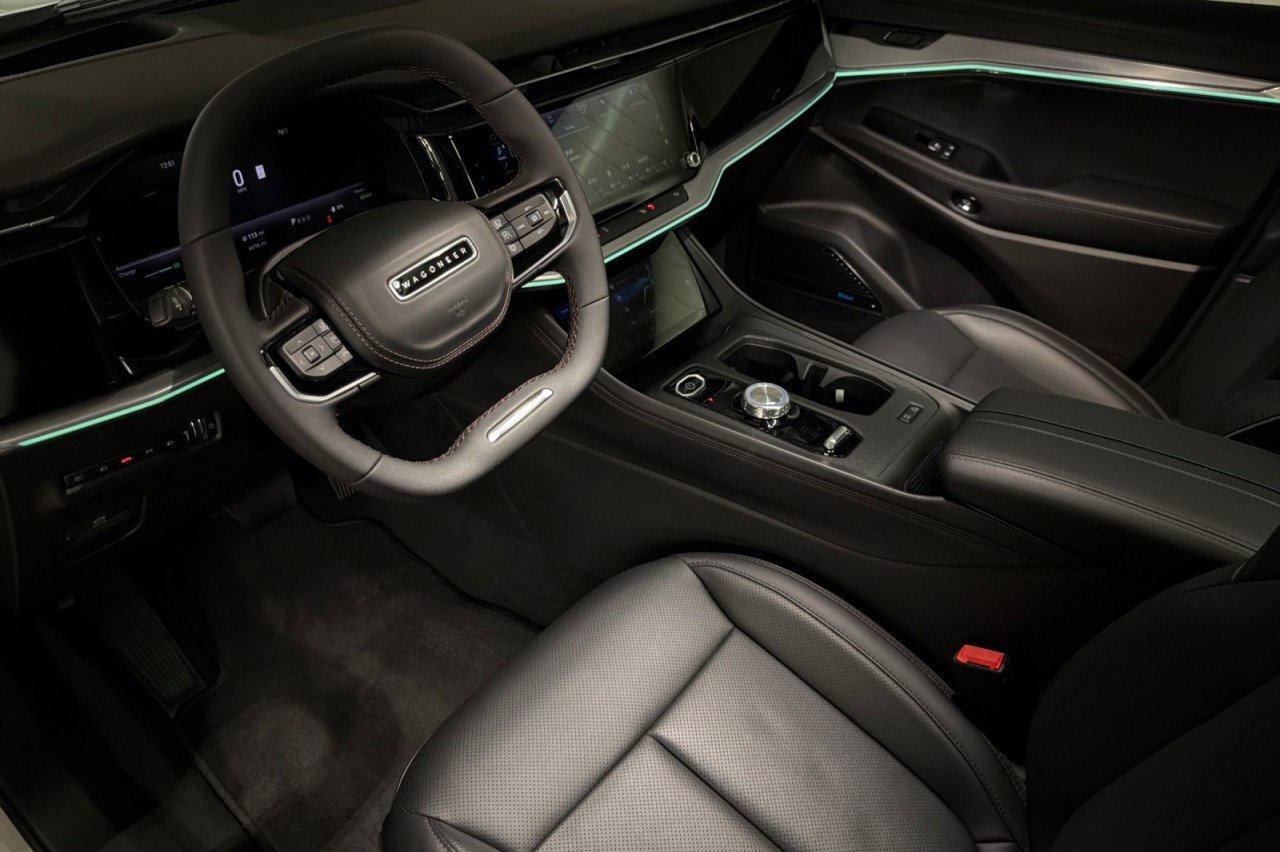 Used 2025 BRIGHT CLEAR COAT Jeep Launch Edition image 9