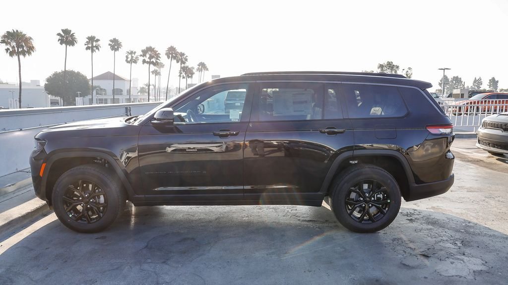New 2026 Diamond Black Jeep Altitude image 14