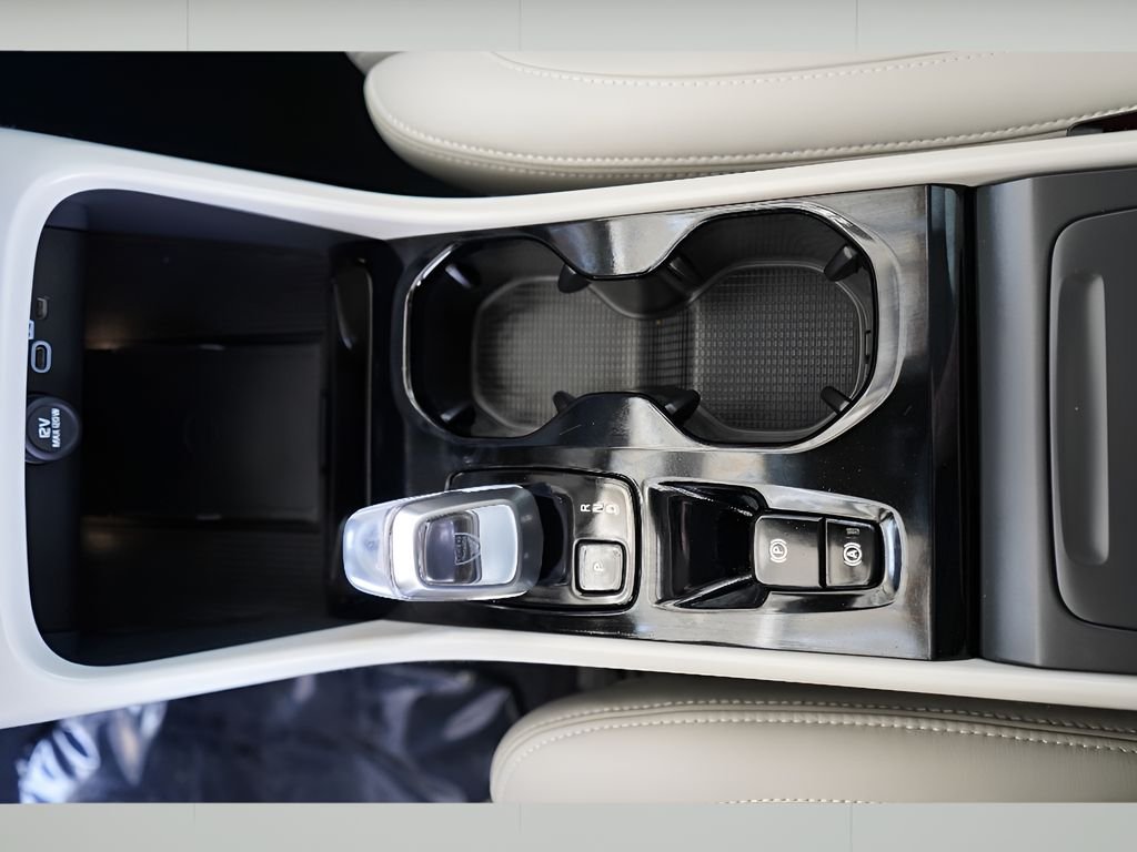 2026 Volvo XC40 Plus - Photo 16