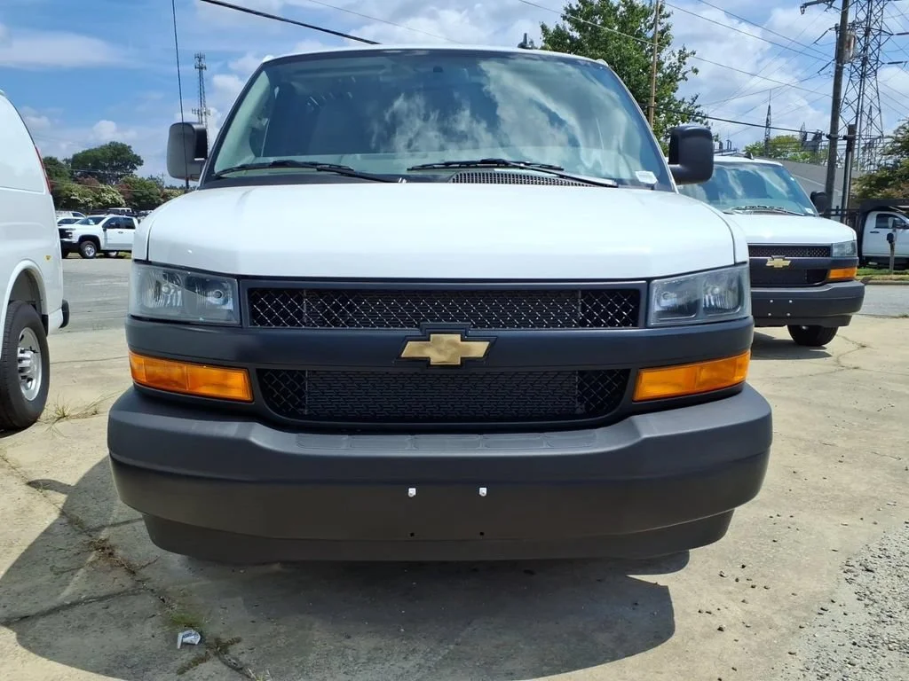 New 2025 Summit White Chevrolet WT image 2