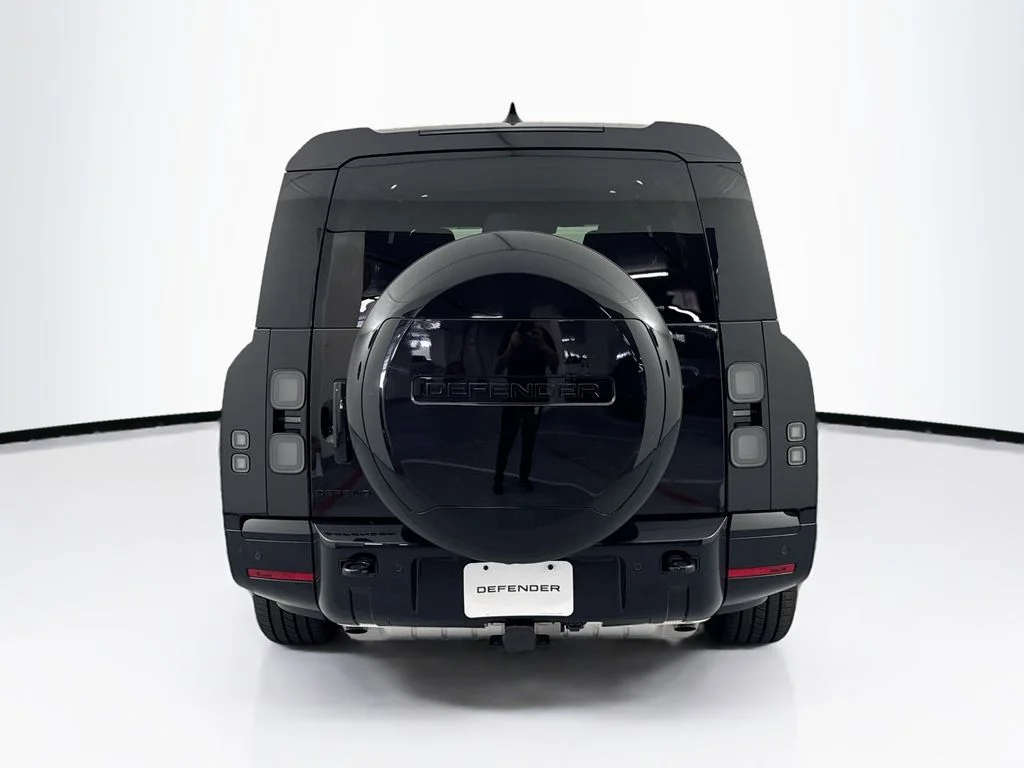 New 2026 Santorini Black Land Rover X-Dynamic SE image 6