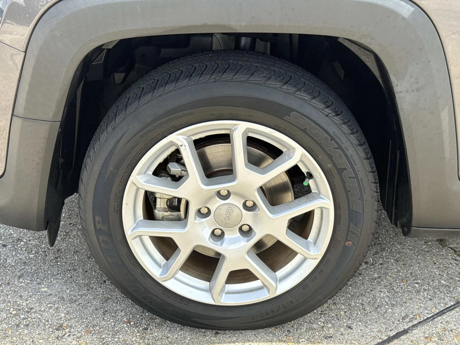 Used 2021 Granite Crystal Metallic Clearcoat Jeep Latitude FWD image 4