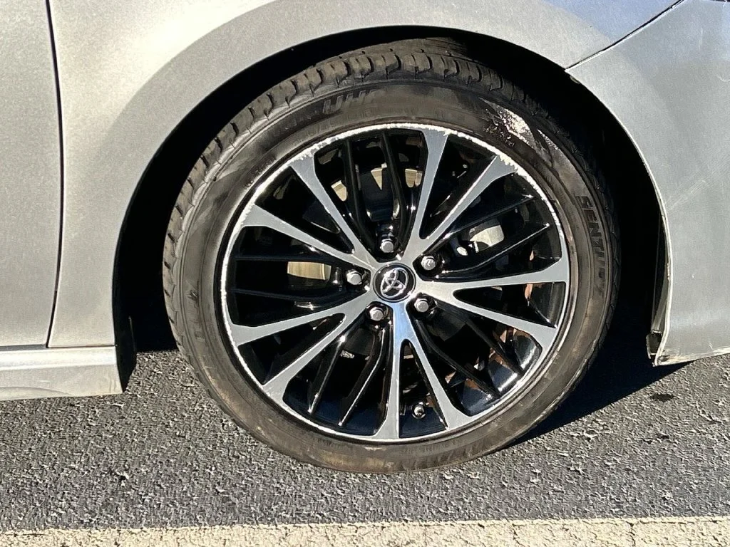 Used 2018 Silver Toyota SE image 10