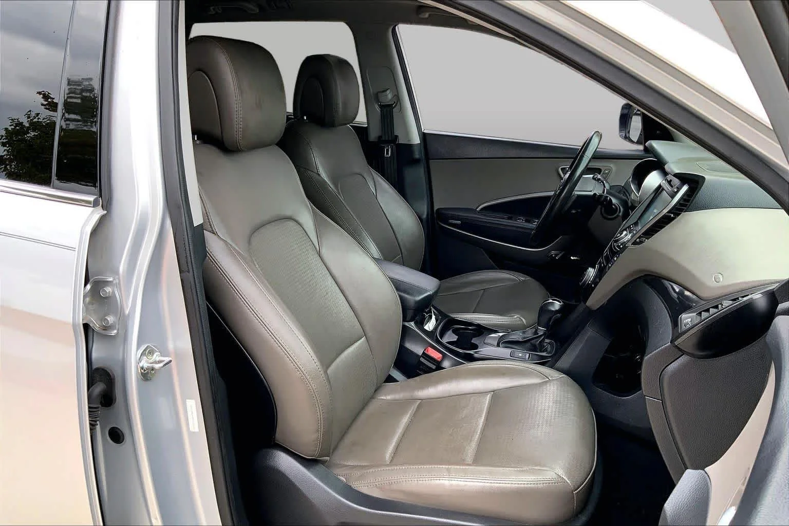 Used 2016 Sparkling Silver Hyundai  image 9
