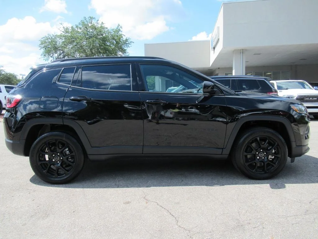 New 2026 Diamond Black Crystal Pearl-Coat Exterior Paint Jeep Latitude Altitude image 2