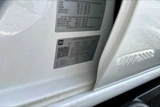 Used 2024 Summit White Chevrolet LT image 19
