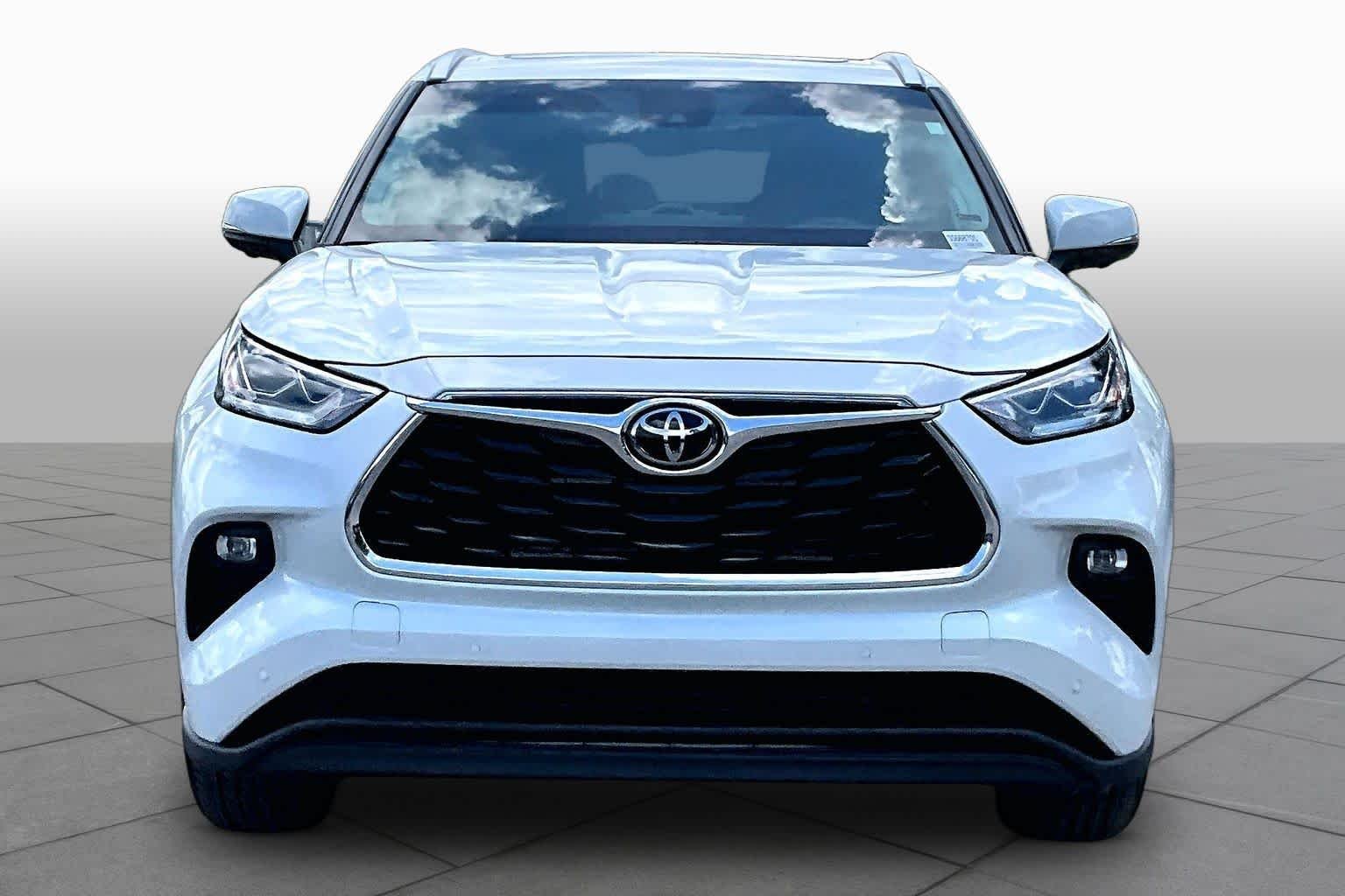 Used 2025 Wind Chill Pearl Toyota Hybrid Limited image 4