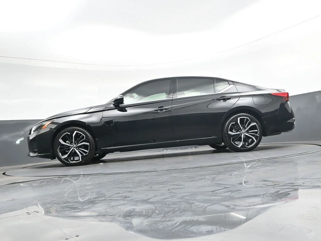 Used 2025 Black Nissan 2.5 SR image 49
