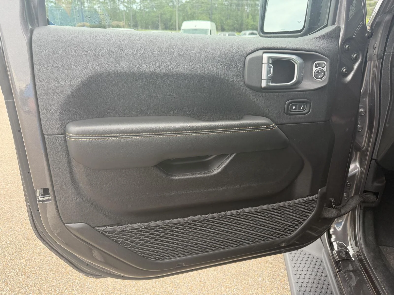 Used 2025 Granite Crystal Metallic Clearcoat Jeep Sahara image 16