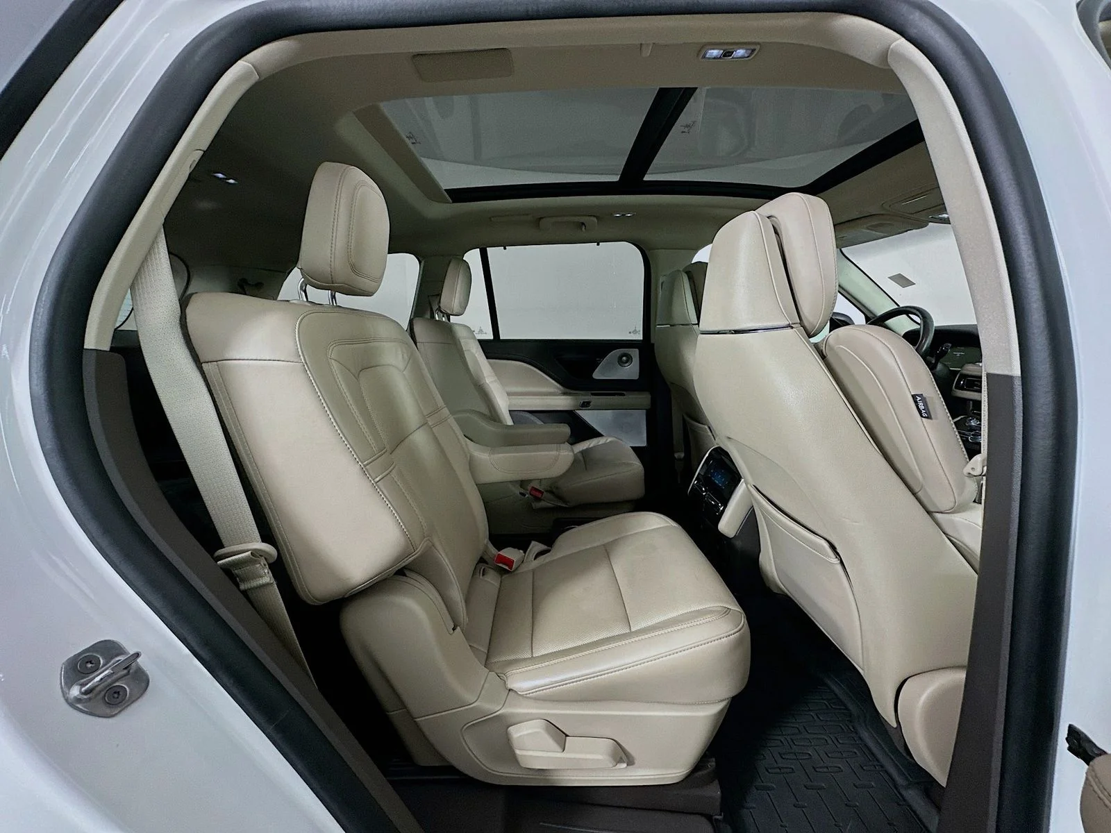 Used 2021 White Lincoln Reserve image 32